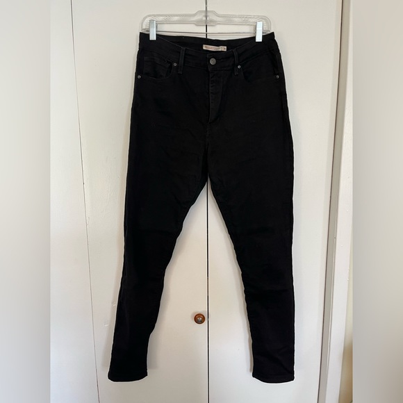 Black high rise skinny Levi’s - Picture 3 of 4